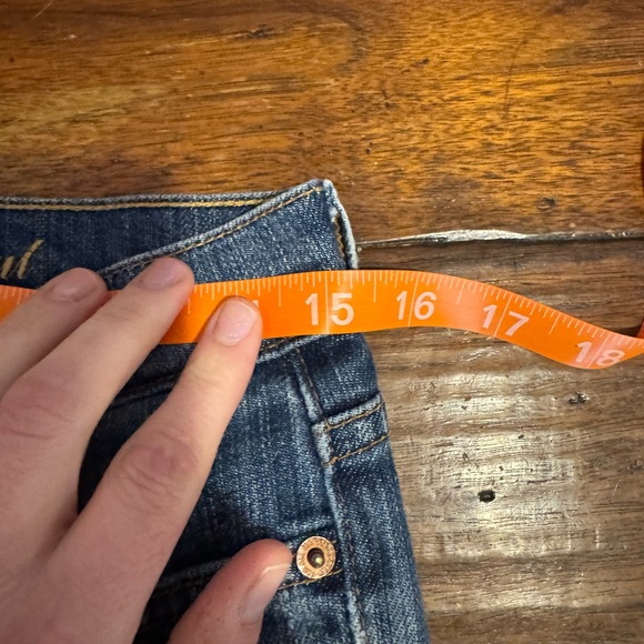 7 FOR ALL MANKIND Boycut Medium Wash Size 28 - Picture 7 of 8